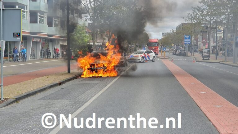 Auto volledig uitgebrand in Hoogeveen