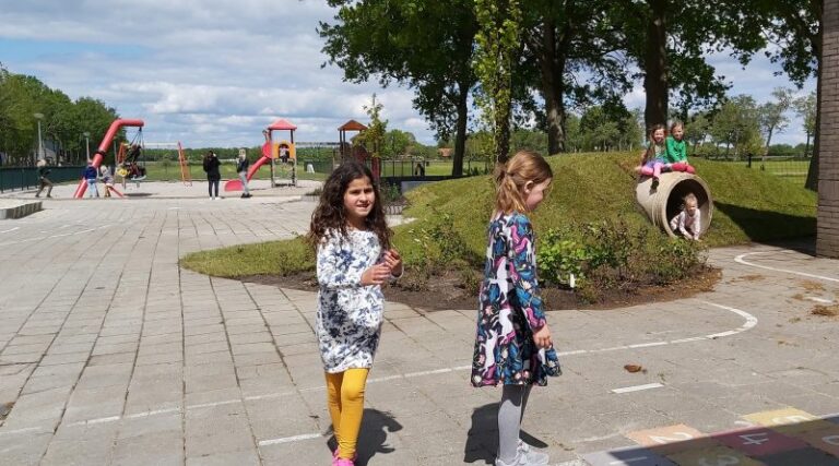 Blije gezichten op schoolplein KC De Bron
