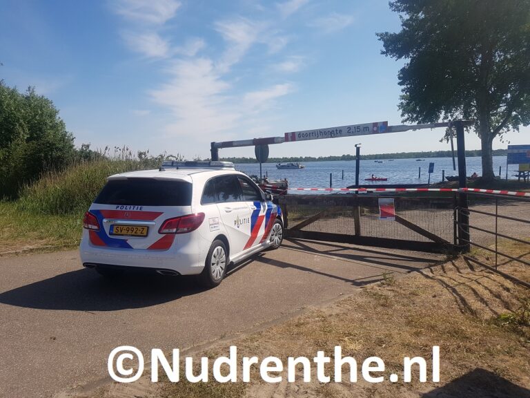 de politie ongeveer 100 mensen van het strandje aan de Blauwehandseweg in Belt Schutsloot gehaald