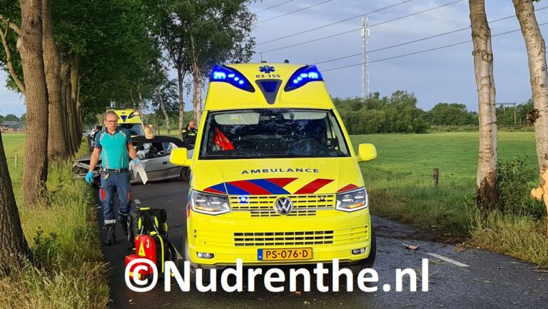 Auto rijdt tegen boom op Wijsterseweg tussen Hoogeveen en Pesse