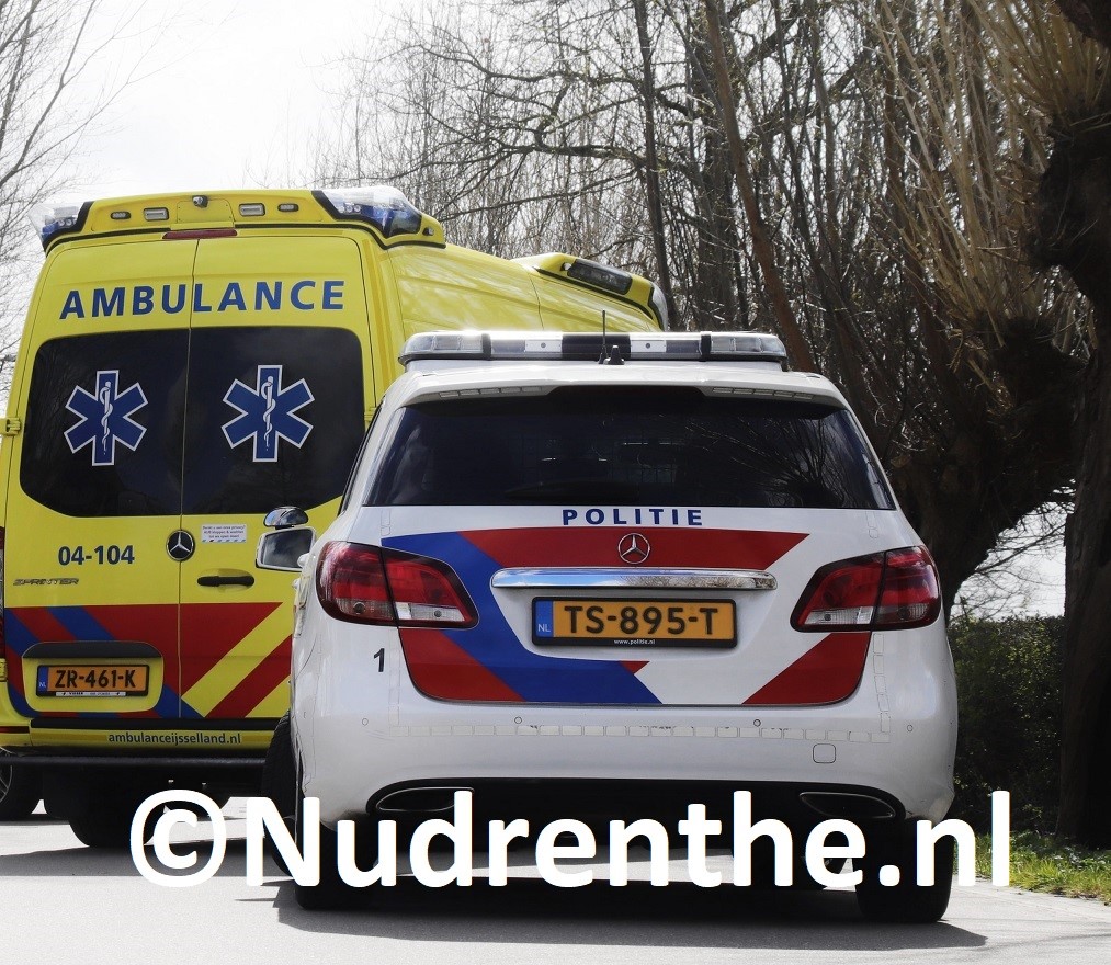 Auto botst op boom net buiten Sint Jansklooster