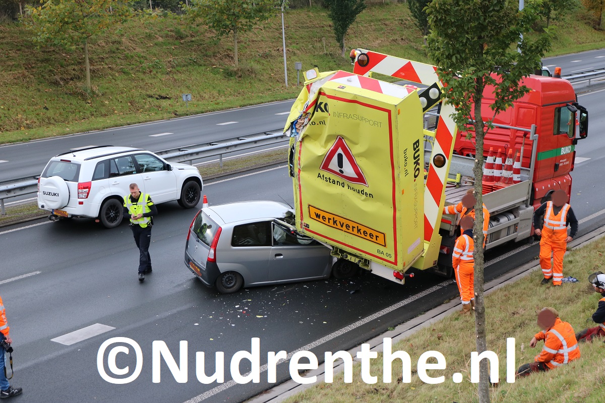 auto-rijdt-in-op-pijlwagen-rijkswaterstaat-groningen-numeppel