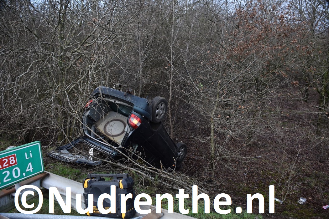 Auto op de kop op de A28 bij Rogat