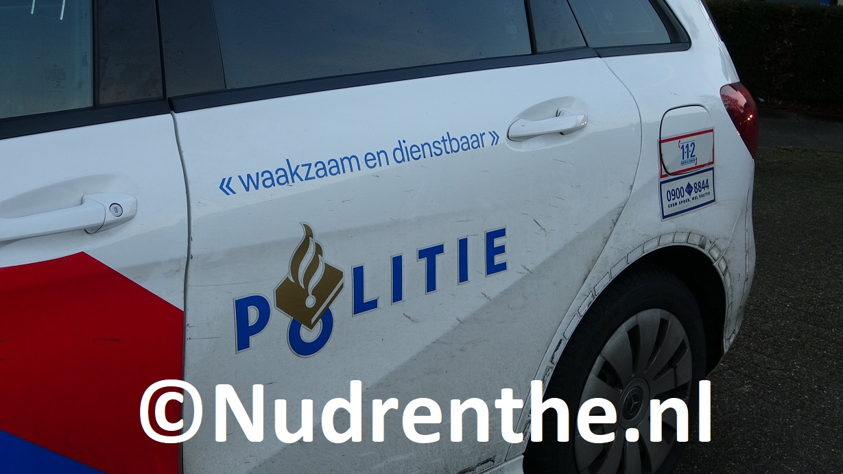 Automobilist belandt op de zijkant in de sloot in Vinkenbuurt