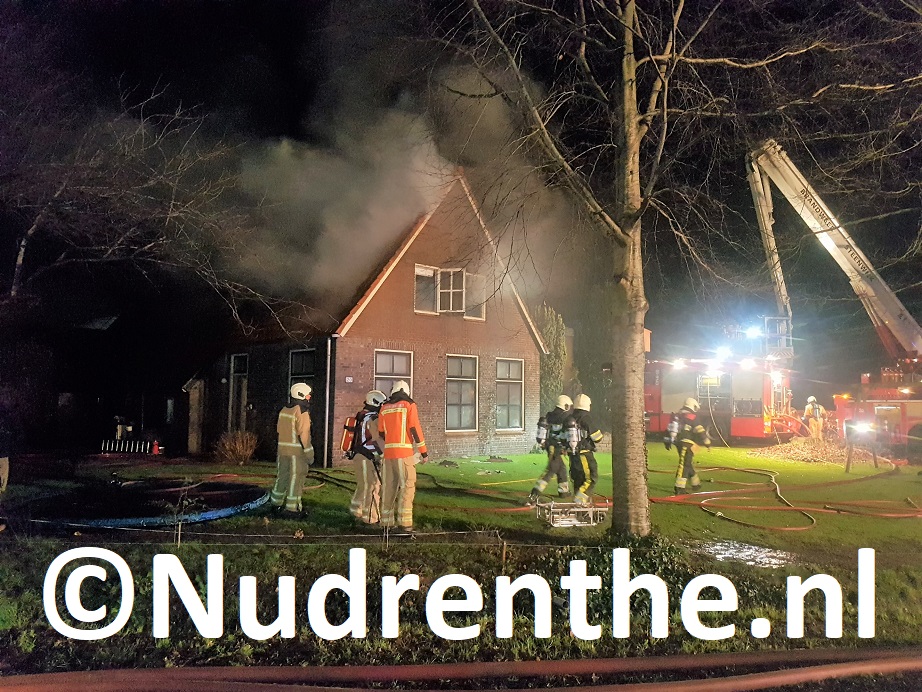 (Update) Veel rook bij schoorsteenbrand Nijensleek (Video)