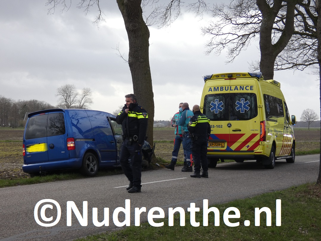 Auto tegen boom op de Halerweg in Zwiggelte