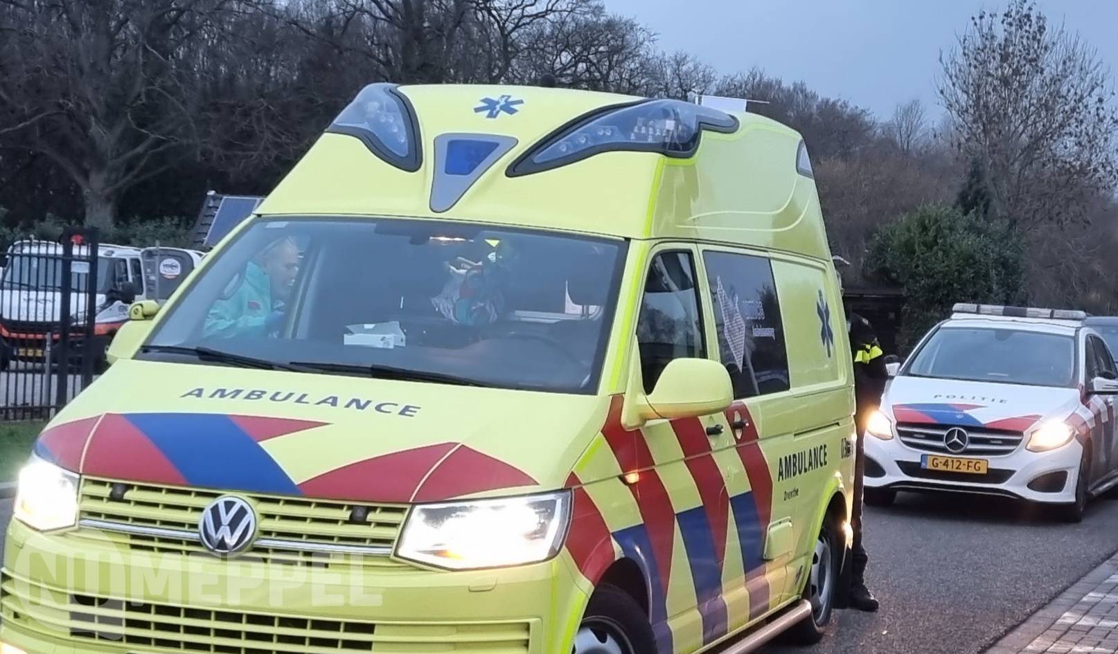 Auto in sloot op de afrit bij Rogat