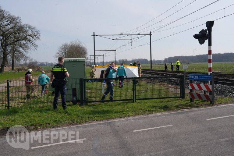 Update: Bestuurder ernstig gewond na botsing met trein in Broekhuizen (Video)