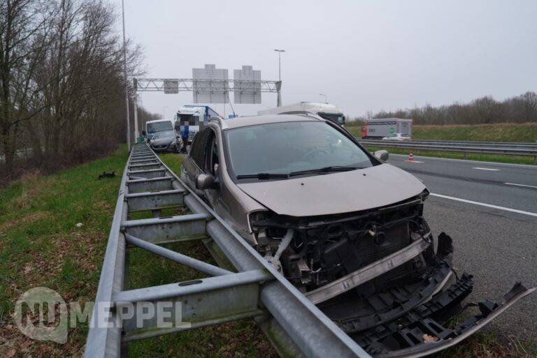 Botsing met drie voertuigen op A32 bij Meppel