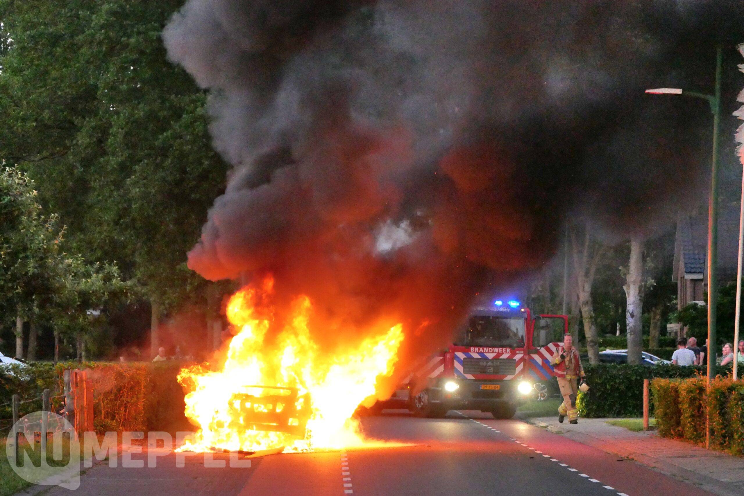 Auto gaat volledig in vlammen op aan Heerenweg in ijhorst