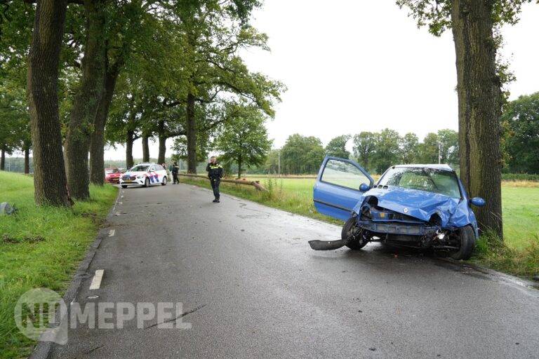 Automobiliste zwaargewond na aanrijding in Dalfsen