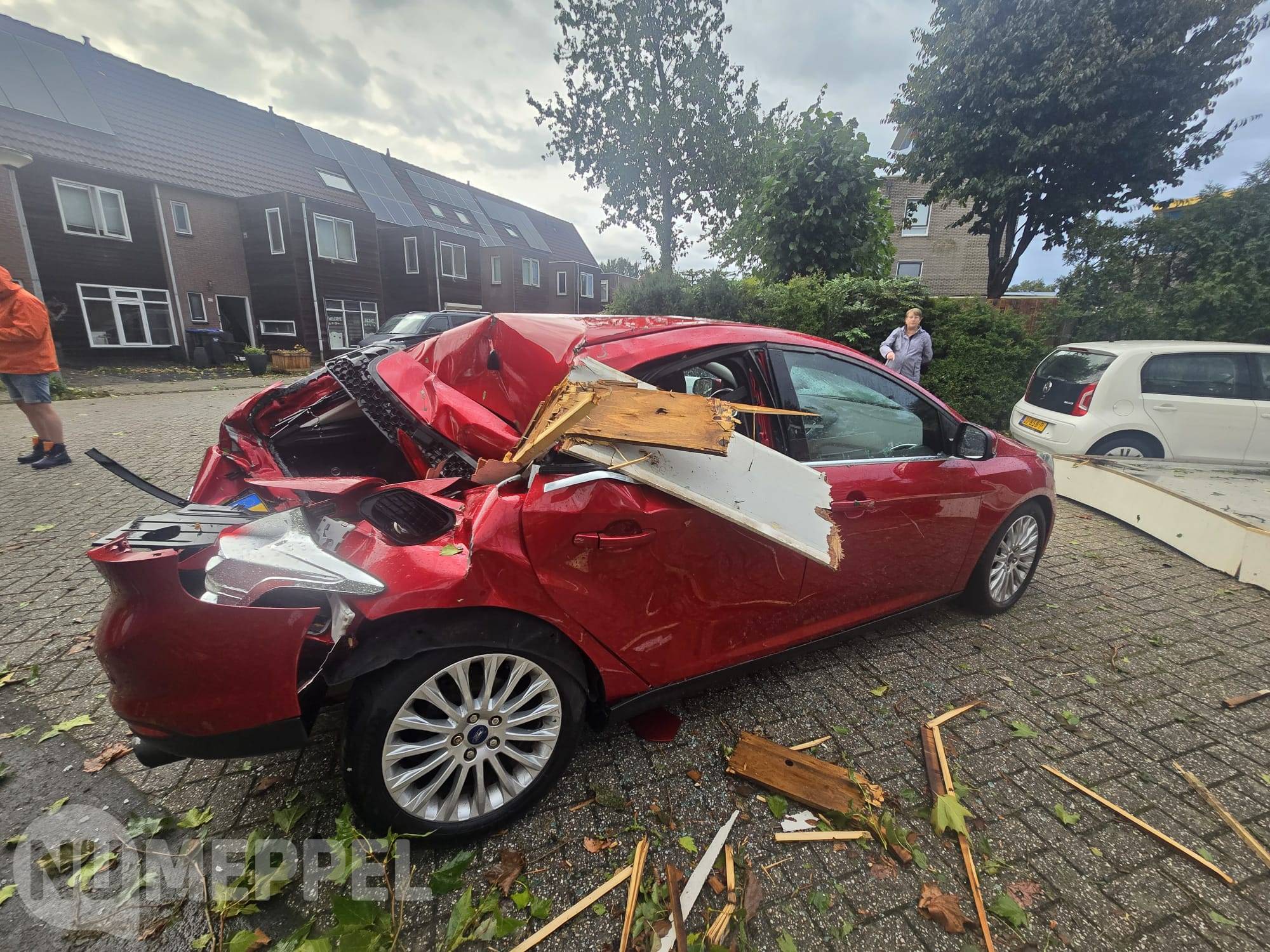 Korte, heftige storm in Meppel; takken op de weg, omgevallen bomen op auto's en huizen en gaslekkage