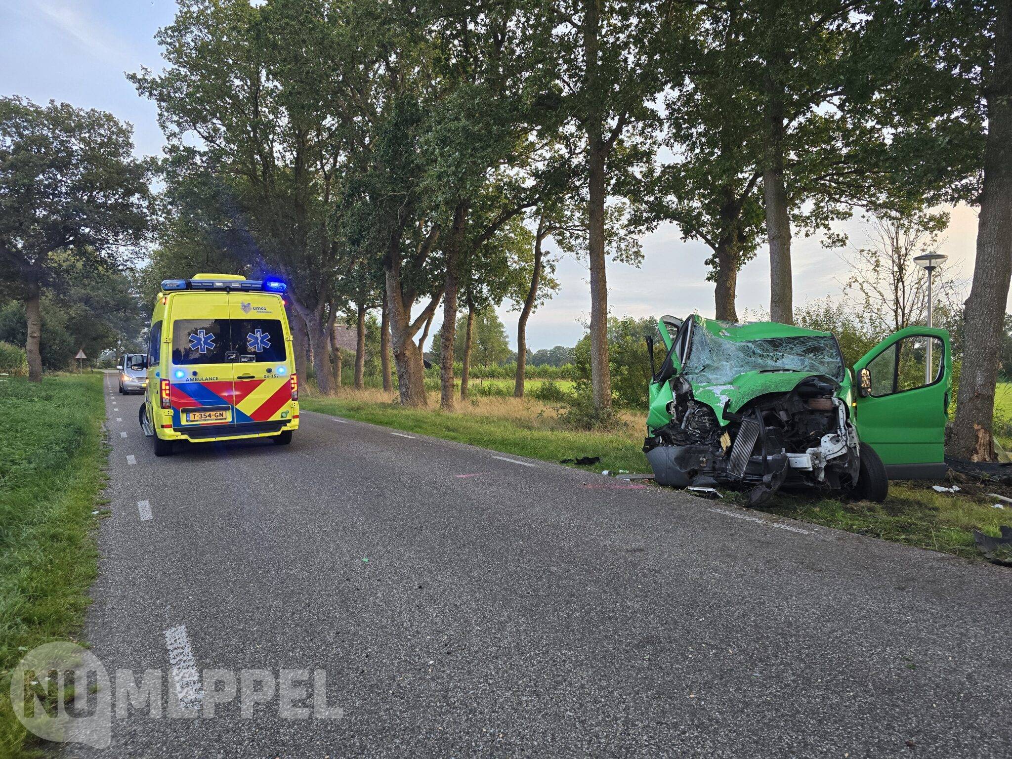 Auto tegen boom in De Wijk Numeppel