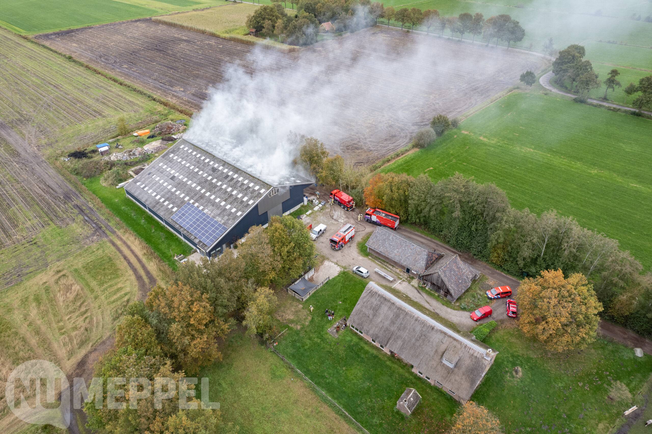 Veel rookontwikkeling tijdens brand loods in Nijensleek
