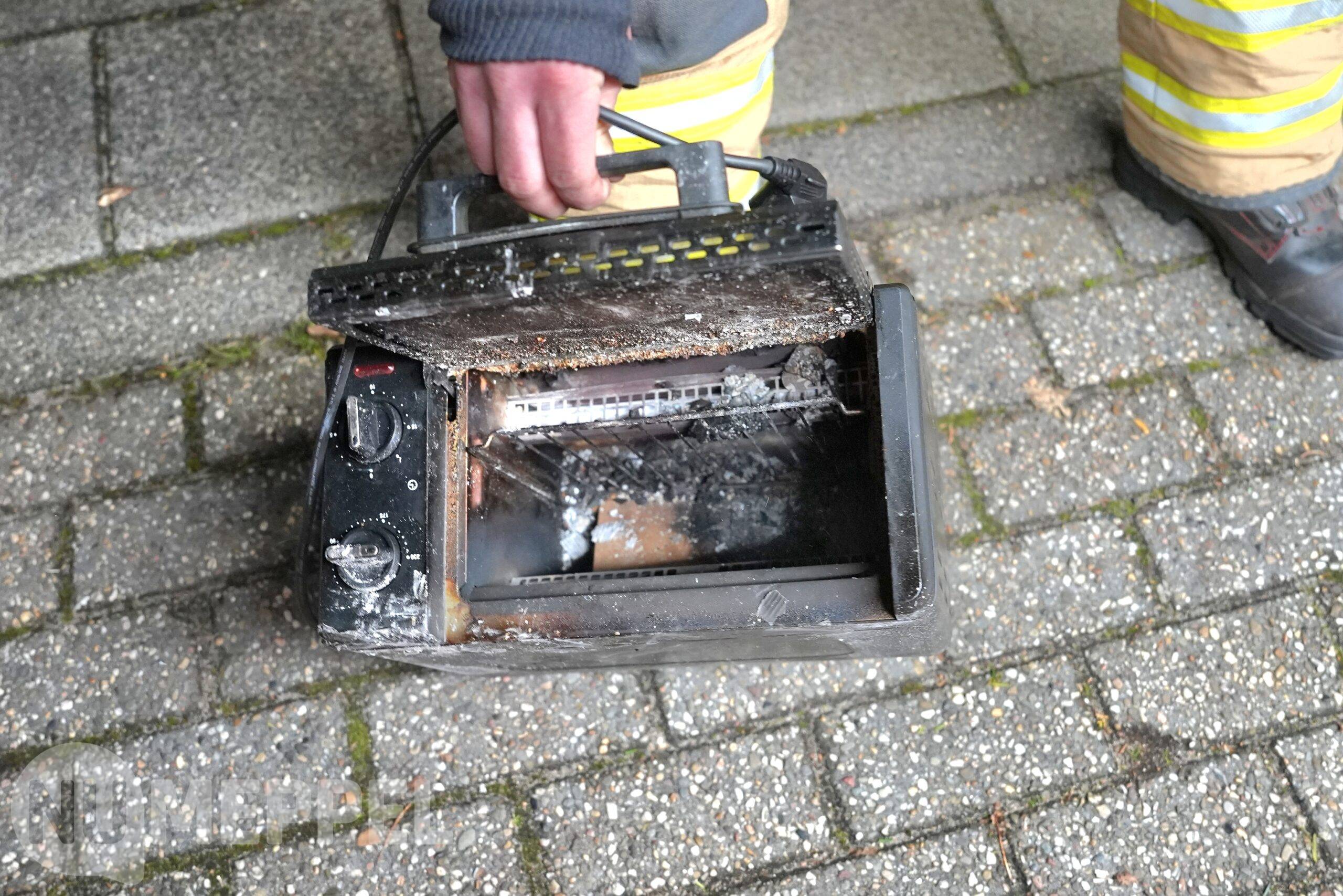 Woning vol rook na brand in oven