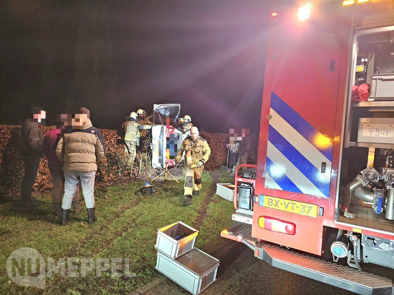 Auto belandt op zijkant op begraafplaats Dedemsvaart