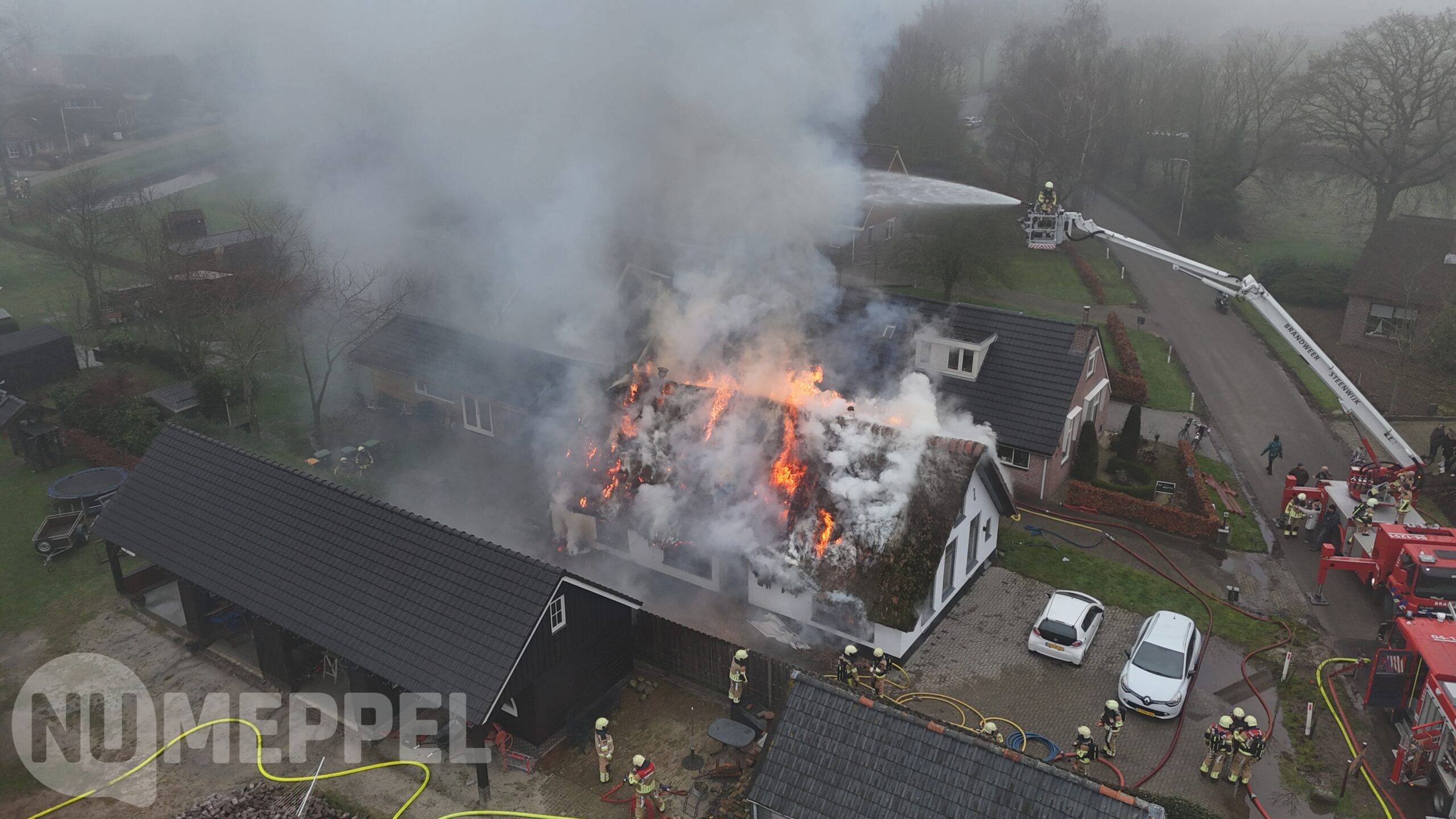 UPDATE: Uitslaande brand in rietgedekte woning in Sint-Jansklooster (Video)
