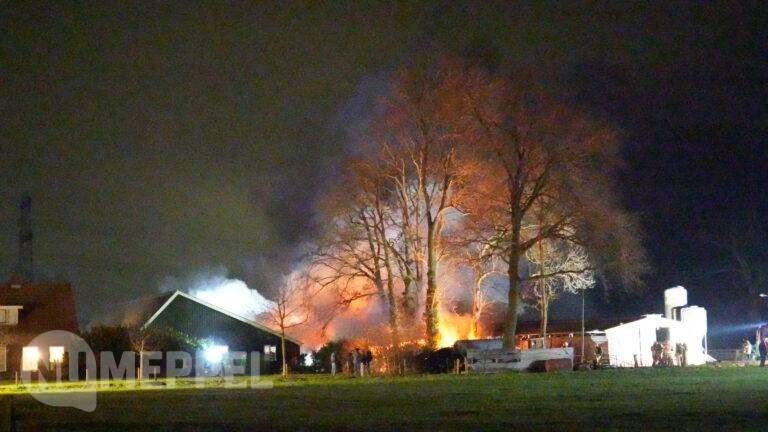 Zeer grote brand aan de Veldweg in Dalfsen