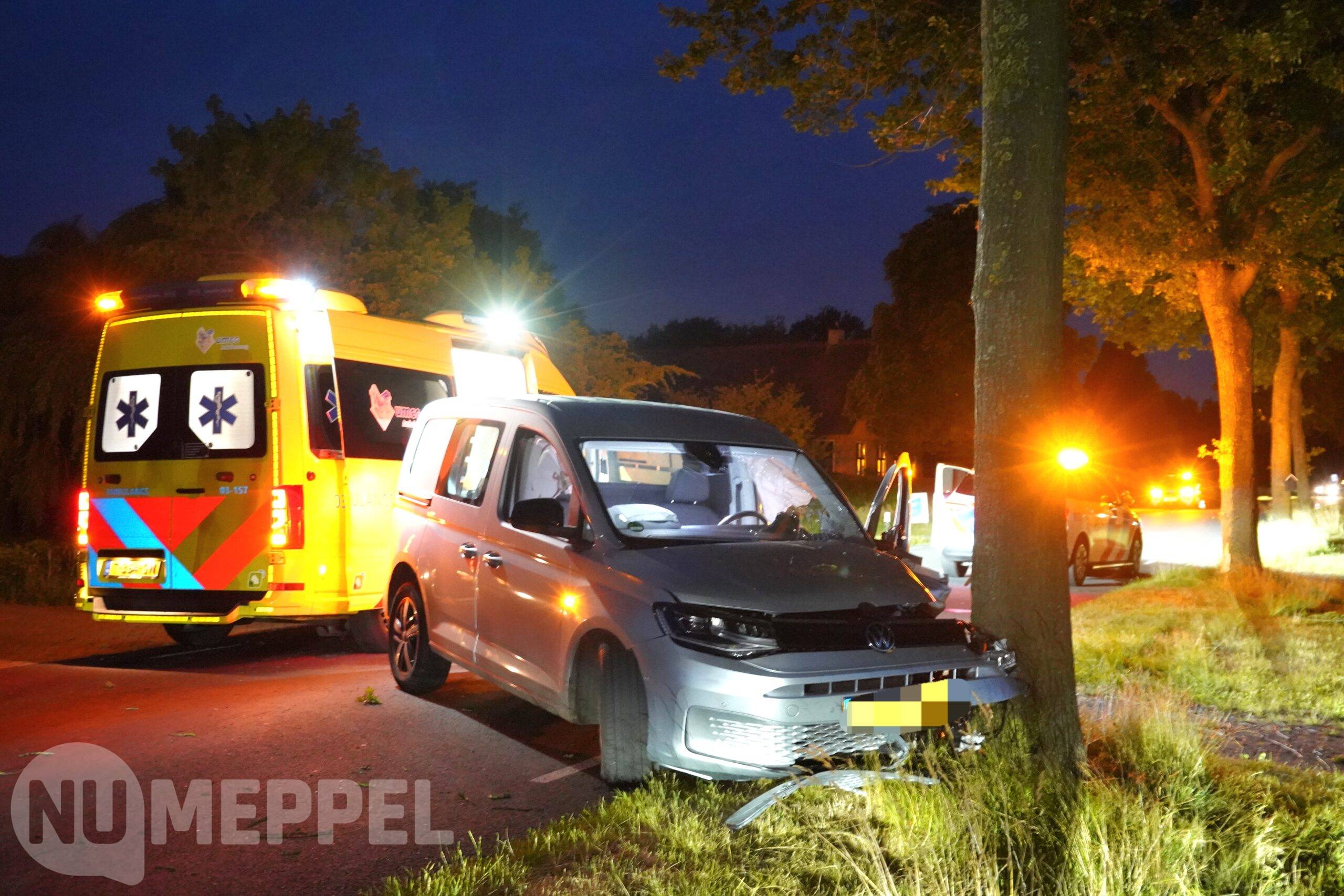 Busje botst tegen boom op Wolddijk in Ruinerwold