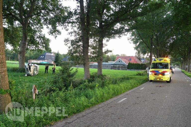 Auto vliegt uit bocht en slaat driemaal over de kop bij Ruinerwold