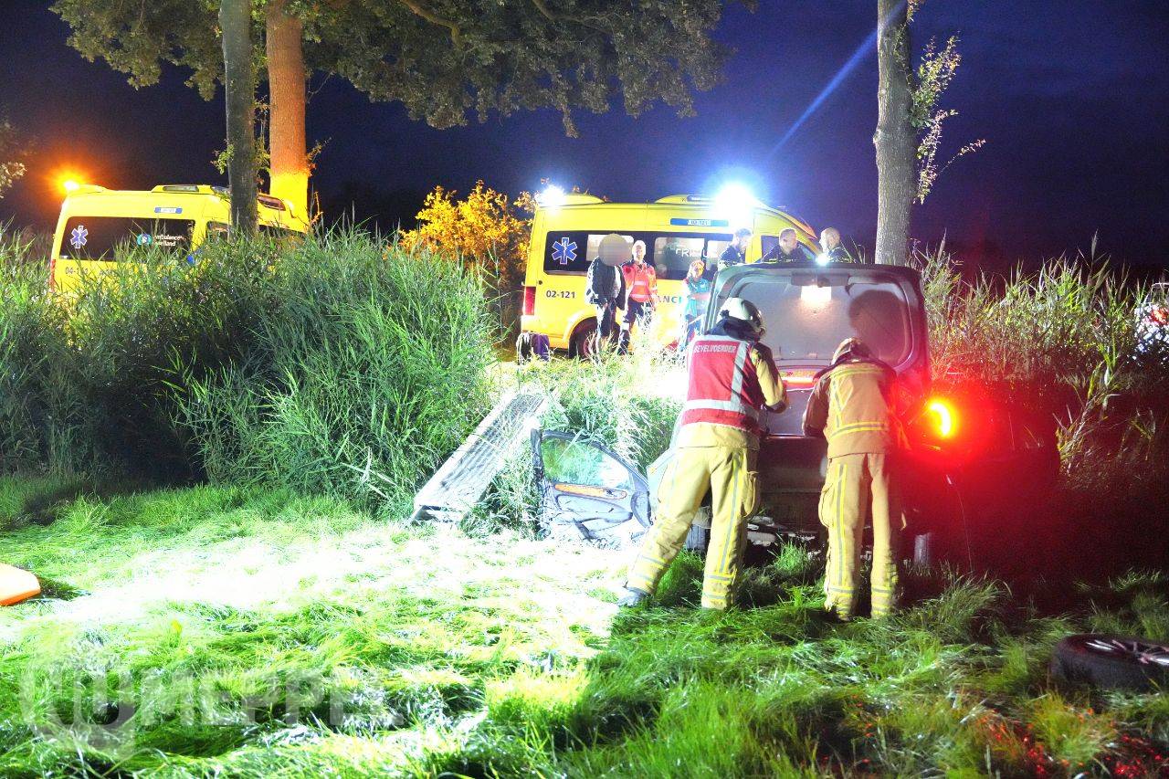 Politieachtervolging eindigt met auto tegen boom en in sloot in Nijeveen: bestuurder gewond
