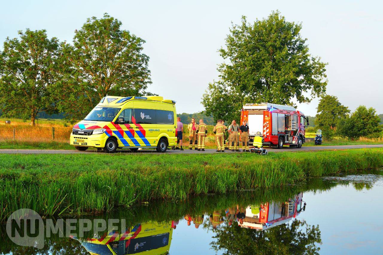 Man met scootmobiel te water in Broekhuizen