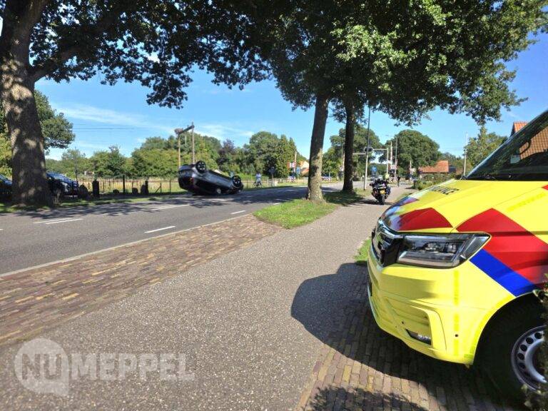 Auto over de kop na botsing tegen boom op Meppelerweg bij Onna