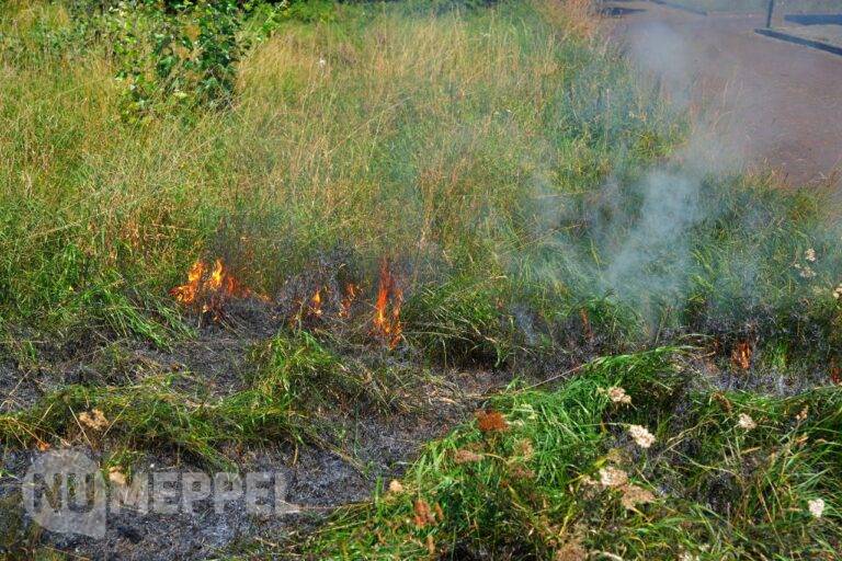 Flinke bermbrand op Paradijsweg in Meppel