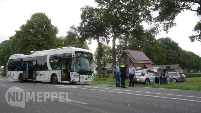 Automobilist gewond na botsing met lijnbus in Nieuwleusen