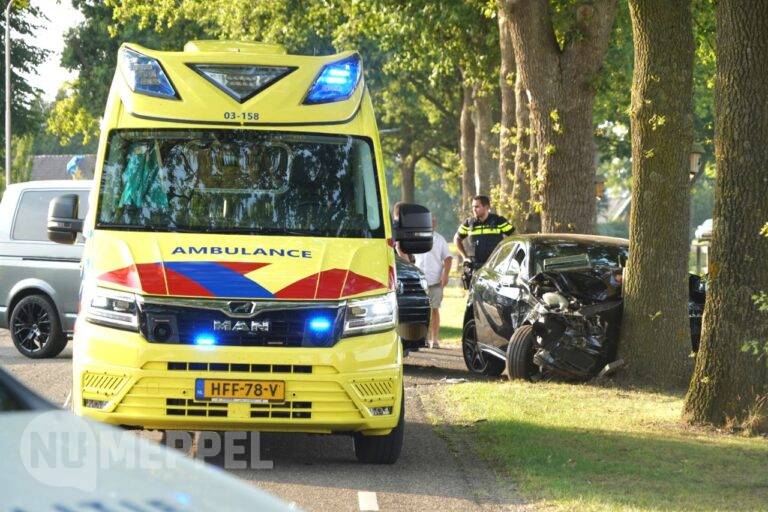 Twee bestuurders ernstig gewond bij ongeval in Alteveer, traumahelikopter ingezet