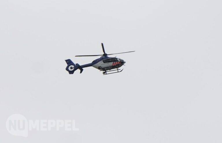 Politie zoekt 2 personen in Staphorst, politiehelikopter ingezet