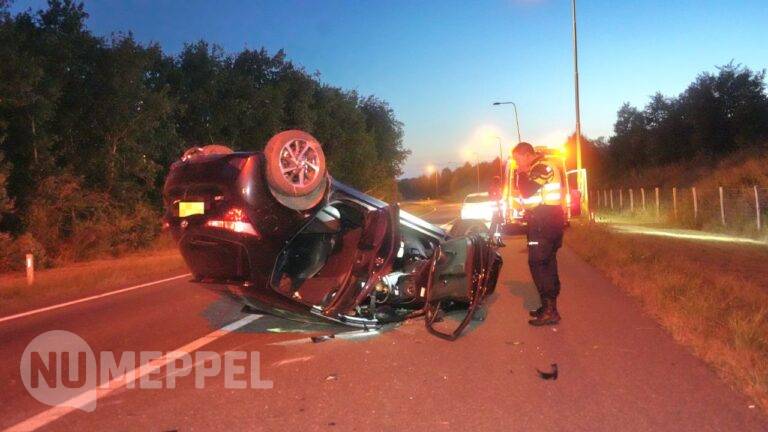 Auto belandt op de kop bij ongeval op A28 bij Hoogeveen