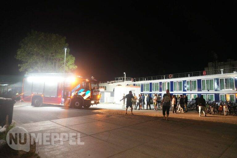 Brand op vluchtelingenboot aan Zomerdijk in Meppel