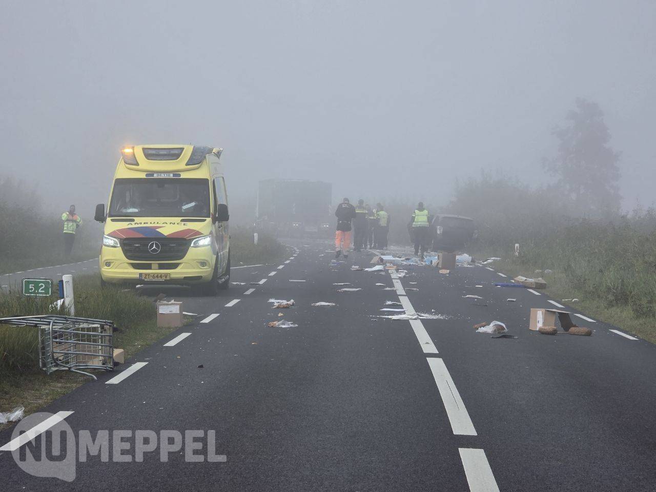 Ongeval op de N762 tussen Wanneperveen en Sint Jansklooster, ongeval met twee vrachtwagens en één pe