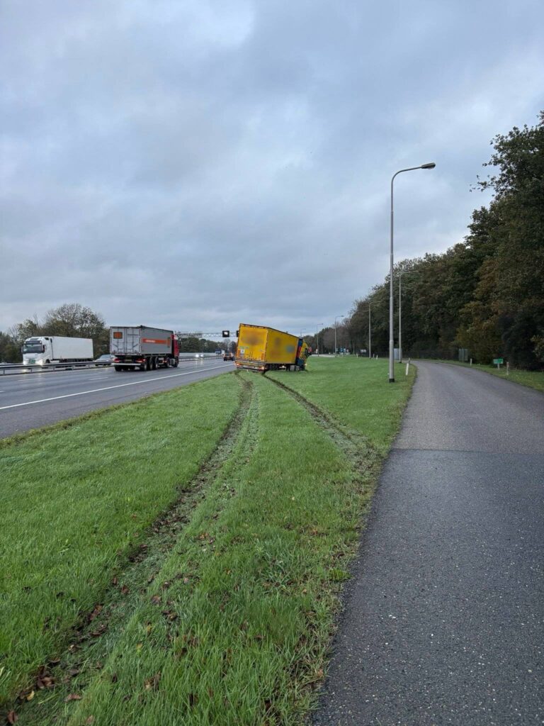 Vrachtwagen in berm geraakt, flinke file op A28 richting Meppel