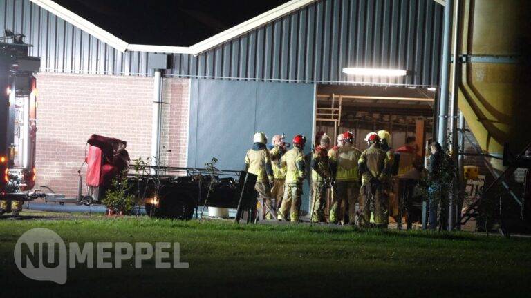 Brandweerman gewond bij reddingsactie van kalveren in mestput aan Topweg in Genemuiden