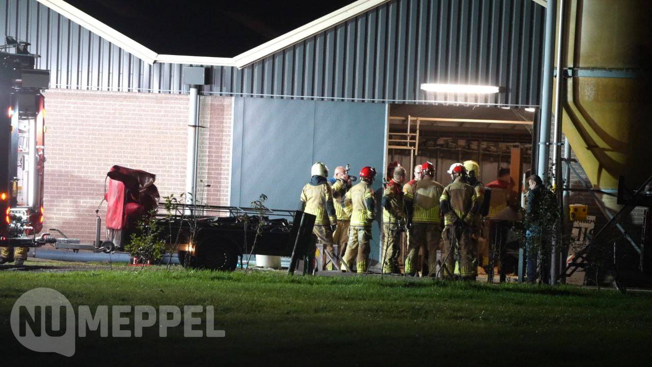 Brandweerman gewond bij reddingsactie van kalveren in mestput aan Topweg in Genemuiden