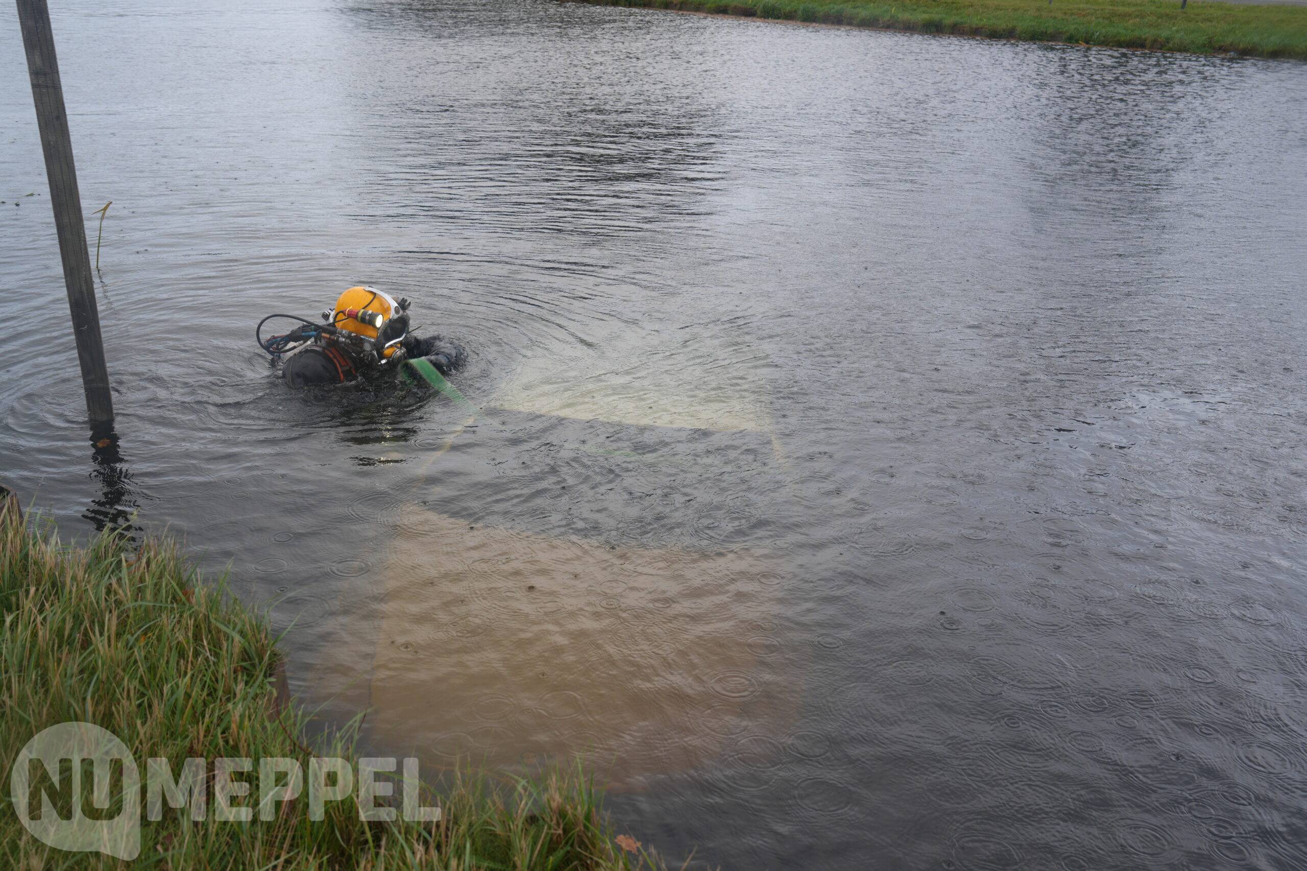 Update: Auto uit Drentse Hoofdvaart gehaald na ongeval bij Meppel/Nijeveen