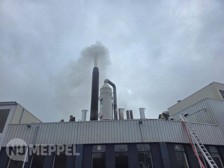 Grote brand bij Koninklijke Buisman in Zwartsluis