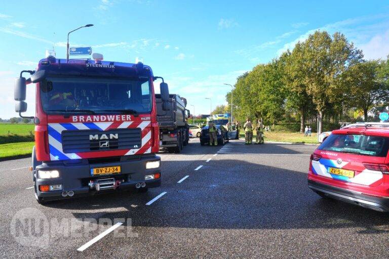 Twee gewonden bij verkeersongeval tussen auto en vrachtwagen in Steenwijk
