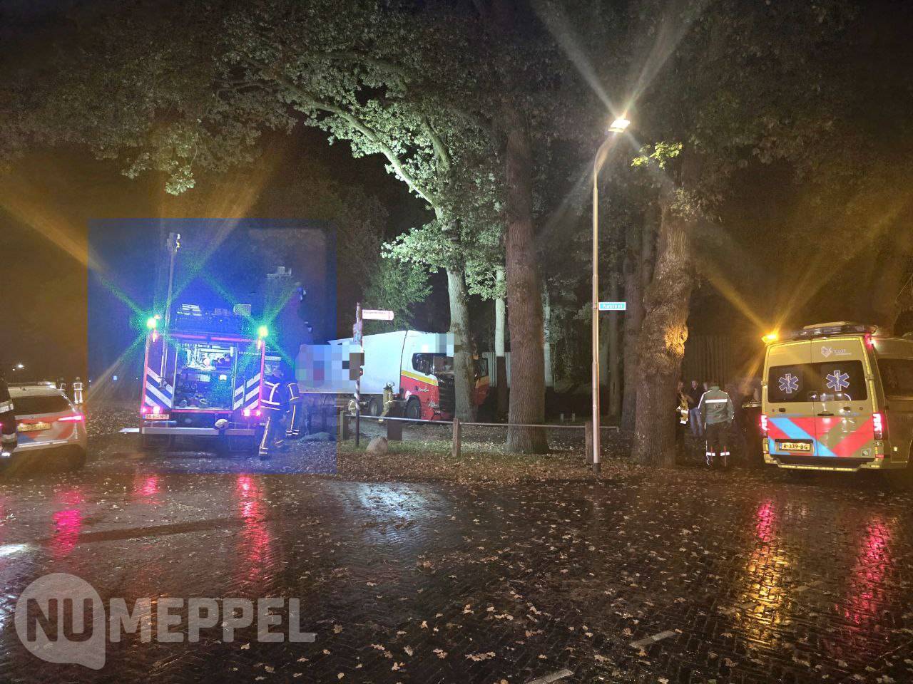 Ernstig ongeval: vrachtwagen botst tegen boom op Kruisstraat in Diever