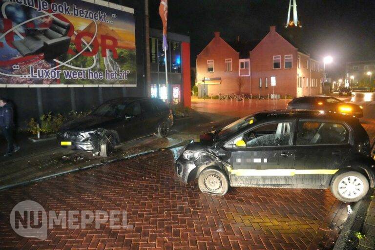 Bestuurder botst tegen geparkeerde auto en raakt gewond op Burgemeester Goeman Borgesiusstraat in Steenwijk