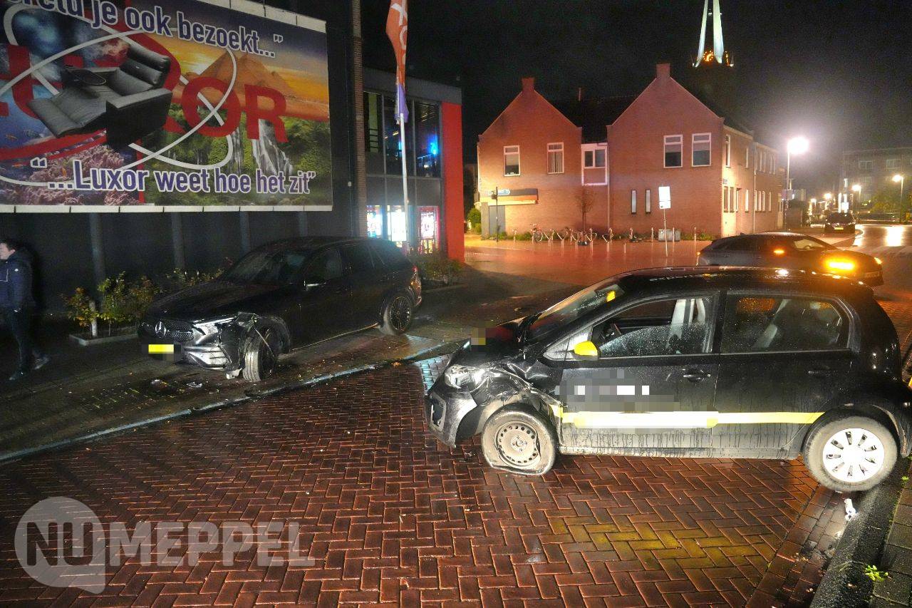 Bestuurder botst tegen geparkeerde auto en raakt gewond op Burgemeester Goeman Borgesiusstraat in St