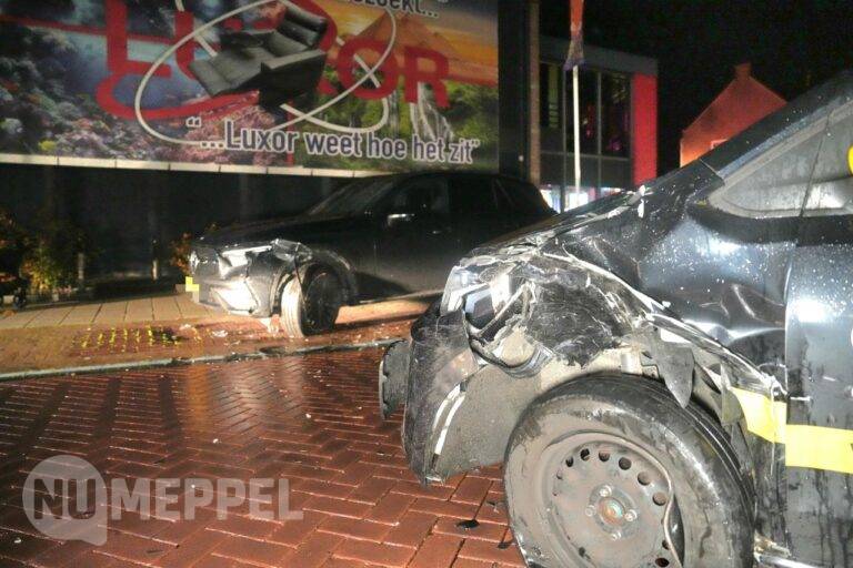 Bestuurder (51) rijdt tegen geparkeerde auto in Steenwijk – rijbewijs ingevorderd