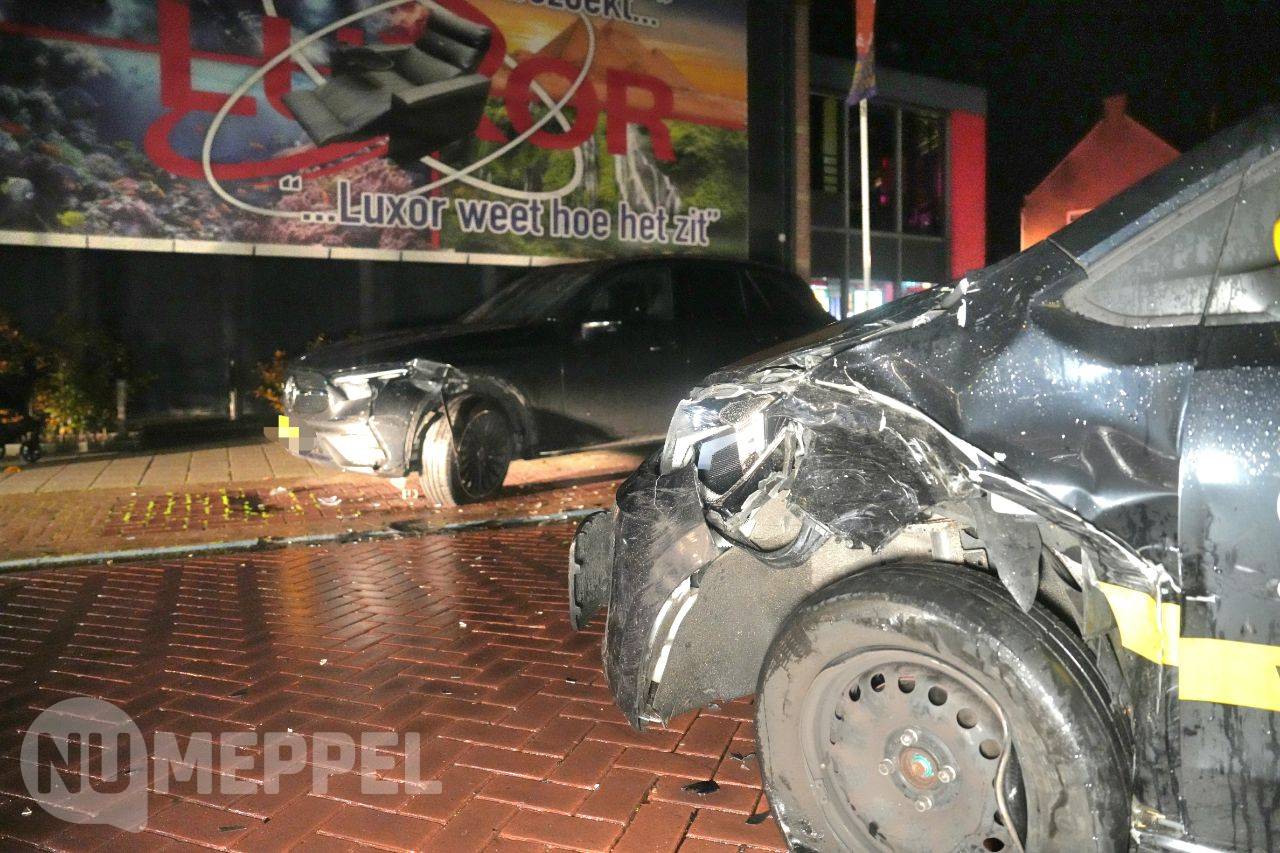 Bestuurder (51) rijdt tegen geparkeerde auto in Steenwijk – rijbewijs ingevorderd