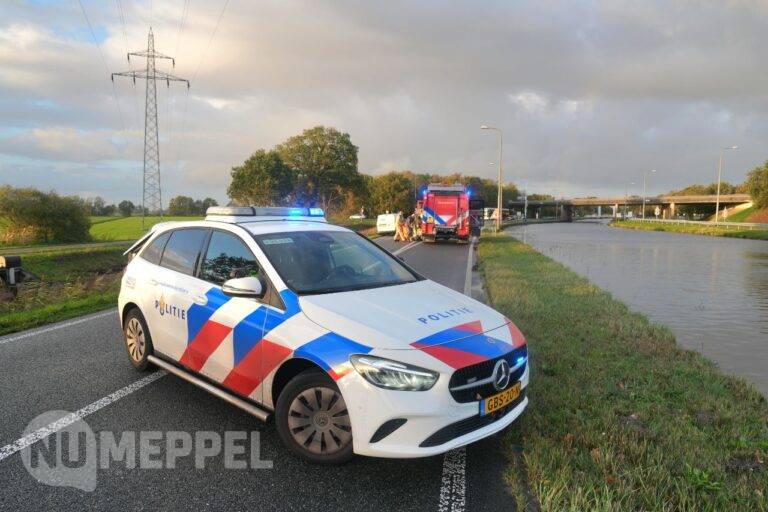 Auto te water op N371 bij Meppel: vrouw gered door omstanders