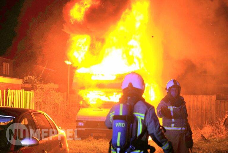 Camper verwoest door brand aan Trompstraat in Hoogeveen