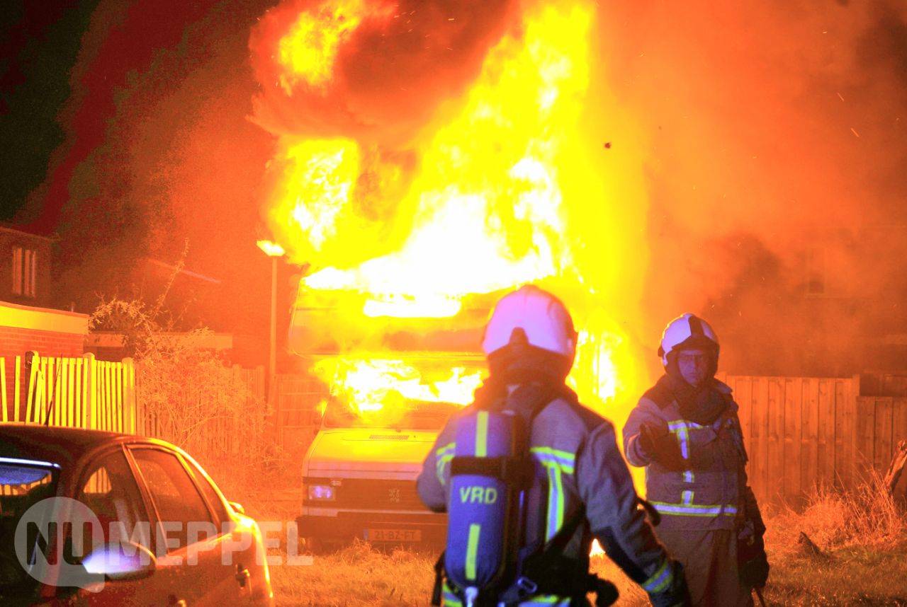Camper verwoest door brand aan Trompstraat in Hoogeveen