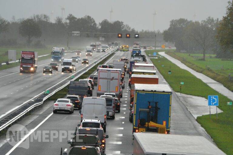 Ongeval met meerdere voertuigen op A28 bij Rouveen zorgt voor lange file
