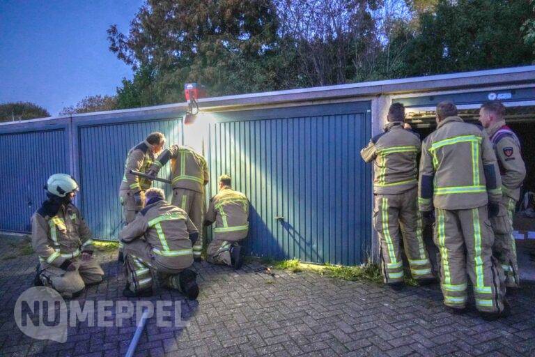 Brandweer bevrijd kat op Prinses Margrietlaan in Koekange